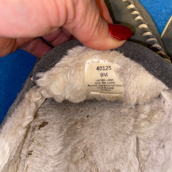 Ladies size 9 Minnetonka house slippers - Picture 4 of 4